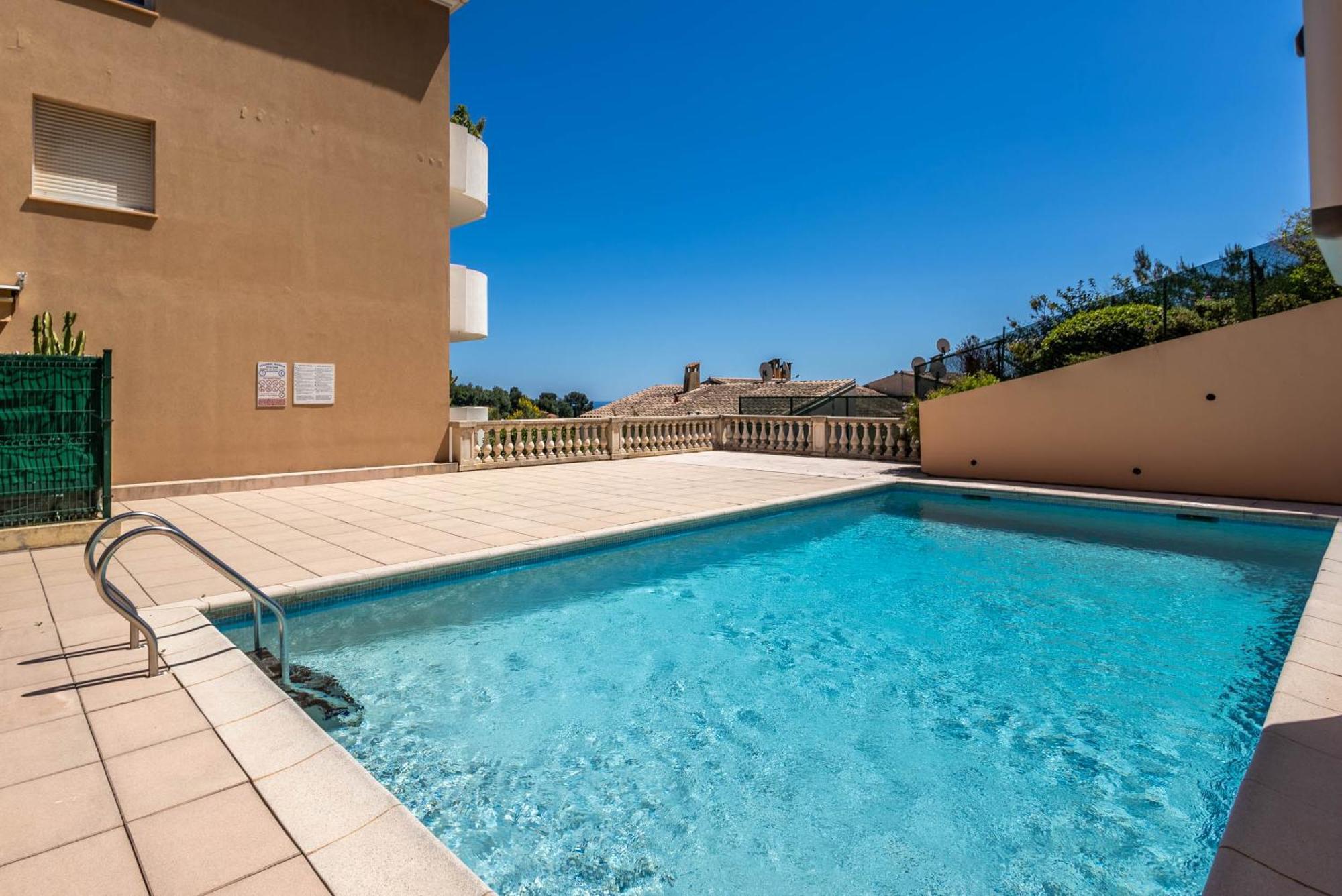 Mon Appart Avec Terrasse Et Piscine Roquebrune-Cap-Martin Luaran gambar